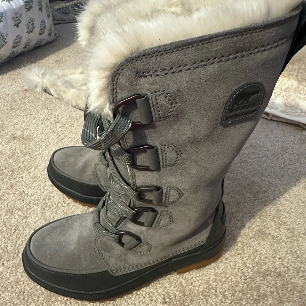 Gray Fur-Lined Women's Boots - Picture 5 of 6